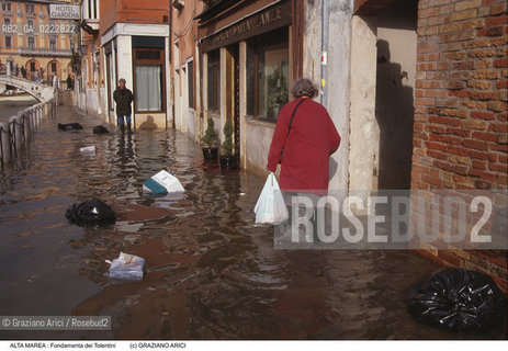 Nome:..ALTA MAREA..HIGHT TIDE..Localizzazione:..VENEZIA / DORSODURO / FONDAMENTA DEI TOLENTINI..VENICE / DORSODURO / FONDAMENTA DEI TOLENTINI..Soggetto:..ACQUA ALTA IN FONDAMENTA DEI TOLENTINI / SPAZZATURA..FONDAMENTA OF TOLENTINI DURING THE HIGHT TIDE / RUBBISH..Cronologia:......Autore:......Stile:......Editori Stampatori:......Committenza:......Materia e Tecnica:......Collocazione:......Note:....Riproduzione Fotografica:..Graziano Arici/Rosebud2 ...Copyright:..Graziano Arici / rosebud2/....Data:..1997....Costo:..A....Key:..ACQUA ALTA..HIGHT TIDE..