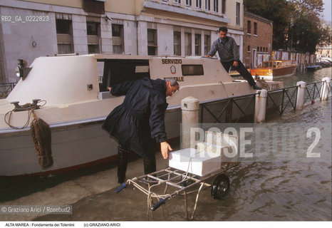 Nome:..ALTA MAREA..HIGHT TIDE..Localizzazione:..VENEZIA / DORSODURO / FONDAMENTA DEI TOLENTINI..VENICE / DORSODURO / FONDAMENTA DEI TOLENTINI..Soggetto:..ACQUA ALTA IN FONDAMENTA DEI TOLENTINI / LAVORO..FONDAMENTA DEI TOLENTINI DURING THE HIGHT TIDE /  WORK..Cronologia:......Autore:......Stile:......Editori Stampatori:......Committenza:......Materia e Tecnica:......Collocazione:......Note:....Riproduzione Fotografica:..Graziano Arici/Rosebud2 ...Copyright:..Graziano Arici / rosebud2/....Data:..1997....Costo:..A....Key:..ACQUA ALTA..HIGHT TIDE..