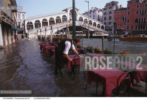 Nome:..ALTA MAREA..HIGHT TIDE..Localizzazione:..VENEZIA / S. POLO / FONDAMENTA DEL VIN..VENICE / ST. POLO  / FONDAMENTA DEL VIN..Soggetto:..ACQUA ALTA IN FONDAMENTA DEL VIN / PONTE DI RIALTO / TAVOLO..FONDAMENTA DEL VIN DURING THE HIGHT TIDE / RIALTO BRIDGE / TABLE..Cronologia:......Autore:......Stile:......Editori Stampatori:......Committenza:......Materia e Tecnica:......Collocazione:......Note:....Riproduzione Fotografica:..Graziano Arici/Rosebud2 ...Copyright:..Graziano Arici / rosebud2/....Data:..1993....Costo:..A....Key:..ACQUA ALTA..HIGHT TIDE..