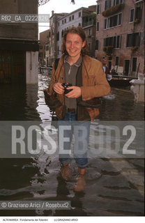 Nome:..ALTA MAREA..HIGHT TIDE..Localizzazione:..VENEZIA / DORSODURO / FONDAMENTA DEI TOLENTINI..VENICE / DORSODURO / FONDAMENTA DEI TOLENTINI..Soggetto:..TURISTA IMMERSO NELL ACQUA ALTA IN FONDAMENTA DEI TOLENTINI ..TURIST UNDER WATER IN FONDAMENTA DEI TOLENTINI DURING THE HIGHT TIDE ..Cronologia:......Autore:......Stile:......Editori Stampatori:......Committenza:......Materia e Tecnica:......Collocazione:......Note:....Riproduzione Fotografica:..Graziano Arici/Rosebud2 ...Copyright:..Graziano Arici / rosebud2/....Data:..1997....Costo:..A....Key:..ACQUA ALTA..HIGHT TIDE..