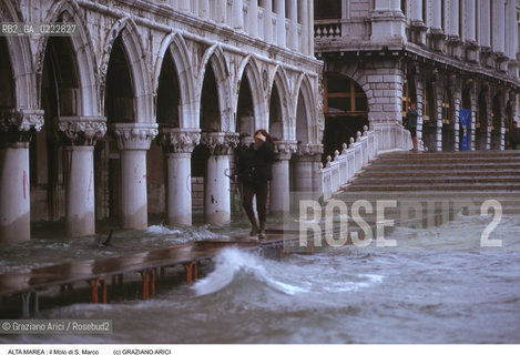 Nome:..ALTA MAREA..HIGHT TIDE..Localizzazione:..VENEZIA / S. MARCO / MOLO DI S. MARCO..VENICE / ST. MARK  / MOLO OF ST. MARK..Soggetto:..ACQUA ALTA NEL MOLO DI S. MARCO..MOLO OF ST. MARK DURING THE HIGHT TIDE ..Cronologia:......Autore:......Stile:......Editori Stampatori:......Committenza:......Materia e Tecnica:......Collocazione:......Note:....Riproduzione Fotografica:..Graziano Arici/Rosebud2 ...Copyright:..Graziano Arici / rosebud2/....Data:..1996....Costo:..A....Key:..ACQUA ALTA..HIGHT TIDE..