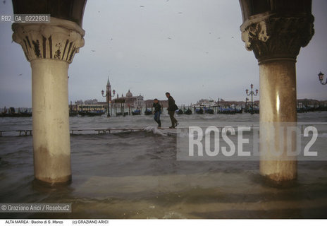 Nome:..ALTA MAREA..HIGHT TIDE..Localizzazione:..VENEZIA / S. MARCO / BACINO DI S. MARCO..VENICE / ST. MARK  / BASIN OF ST. MARK..Soggetto:..ACQUA ALTA IN BACINO  S. MARCO / COLONNA / ISOLA DI S. GIORGIO..BASIN OF ST. MARK DURING THE HIGHT TIDE / COLUMN / ST. GIORGIO ISLE..Cronologia:......Autore:......Stile:......Editori Stampatori:......Committenza:......Materia e Tecnica:......Collocazione:......Note:....Riproduzione Fotografica:..Graziano Arici/Rosebud2 ...Copyright:..Graziano Arici / rosebud2/....Data:..1996....Costo:..A....Key:..ACQUA ALTA..HIGHT TIDE..