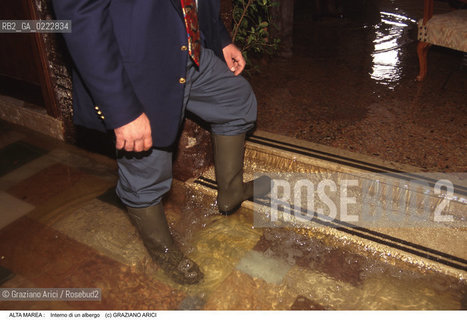 Nome:..ALTA MAREA..HIGHT TIDE..Localizzazione:..VENEZIA / DORSODURO / FONDAMENTA DEI TOLENTINI..VENICE / DORSODURO / FONDAMENTA DEI TOLENTINI..Soggetto:..ACQUA ALTA ALL INTERNO DI UN ALBERGO..AN INTERIOR OF HOTEL DURING THE HIGHT TIDE..Cronologia:......Autore:......Stile:......Editori Stampatori:......Committenza:......Materia e Tecnica:......Collocazione:......Note:....Riproduzione Fotografica:..Graziano Arici/Rosebud2 ...Copyright:..Graziano Arici / rosebud2/....Data:..1997....Costo:..A....Key:..ACQUA ALTA..HIGHT TIDE..