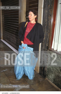 Nome:..ALTA MAREA..HIGHT TIDE..Localizzazione:..VENEZIA ..VENICE..Soggetto:..UNA PERSONA USA SACCHETTI PER PROTEGGERSI DALL ACQUA ALTA ..A PERSON USES BAGS LIKE PROTECTION  DURING THE HIGHT TIDE..Cronologia:......Autore:......Stile:......Editori Stampatori:......Committenza:......Materia e Tecnica:......Collocazione:......Note:....Riproduzione Fotografica:..Graziano Arici/Rosebud2 ...Copyright:..Graziano Arici / rosebud2/....Data:..1994....Costo:..A....Key:..ACQUA ALTA..HIGHT TIDE..