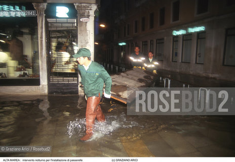 Nome:..ALTA MAREA..HIGHT TIDE..Localizzazione:..VENEZIA / S. MARCO / CAMPO S. TEODORO..VENICE / ST. MARK  / CAMPO S. TEODORO..Soggetto:..INTERVENTO  PER LA INSTALLAZIONE DI PASSERELLE / LAVORO ..INSTALLATION OF WALKWAY DURING THE HIGHT TIDE / WORK..Cronologia:......Autore:......Stile:......Editori Stampatori:......Committenza:......Materia e Tecnica:......Collocazione:......Note:..AMAV..Riproduzione Fotografica:..Graziano Arici/Rosebud2 ...Copyright:..Graziano Arici / rosebud2/....Data:..1996....Costo:..A....Key:..ACQUA ALTA..HIGHT TIDE..