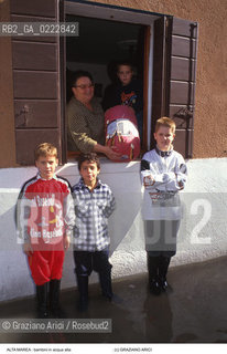 Nome:..ALTA MAREA..HIGHT TIDE..Localizzazione:..VENEZIA ..VENICE..Soggetto:..BAMBINI..CHILDREN......Autore:......Stile:......Editori Stampatori:......Committenza:......Materia e Tecnica:......Collocazione:......Note:....Riproduzione Fotografica:..Graziano Arici/Rosebud2 ...Copyright:..Graziano Arici / rosebud2/....Data:..1996....Costo:..A....Key:..ACQUA ALTA..HIGHT TIDE..
