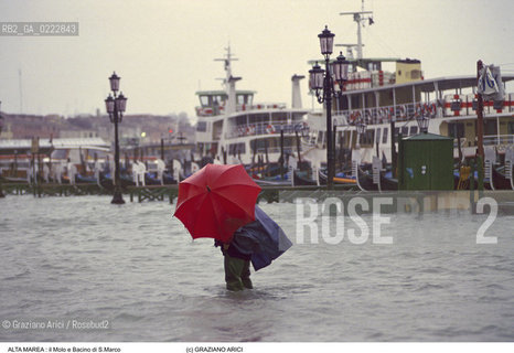 Nome:..ALTA MAREA..HIGHT TIDE..Localizzazione:..VENEZIA / S. MARCO / MOLO E BACINO DI S. MARCO ..VENICE / ST. MARK  / MOLO AND BASIN OF ST. MARK..Soggetto:..PERSONA CON OMBRELLO IMMERSA NELL ACQUA ALTA NEL MOLO E BACINO DI S. MARCO / MOTONAVE..PERSON WITH UMBRELLA UNDRER WATER DURING THE HIGHT TIDE IN MOLO AND BASIN OF ST. MARK / MOTOR-SHIP..Cronologia:......Autore:......Stile:......Editori Stampatori:......Committenza:......Materia e Tecnica:......Collocazione:......Note:....Riproduzione Fotografica:..Graziano Arici/Rosebud2 ...Copyright:..Graziano Arici / rosebud2/....Data:..1996....Costo:..A....Key:..ACQUA ALTA..HIGHT TIDE..