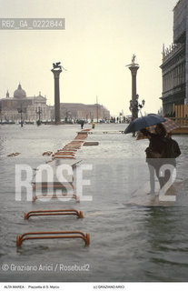 Nome:..ALTA MAREA..HIGHT TIDE..Localizzazione:..VENEZIA / S. MARCO / PIAZZETTA DI S. MARCO..VENICE / ST. MARK  / ST. MARK S PIAZZETTA..Soggetto:..ACQUA ALTA IN PIAZZETTA  S. MARCO  / COLONNE DI S. MARCO E S. TEODORO / PASSERELLA..ST. MARK S PIAZZETTA DURING THE HIGHT TIDE / COLUMNS OF ST. THEODORE E MARK / WALKWAY..Cronologia:......Autore:......Stile:......Editori Stampatori:......Committenza:......Materia e Tecnica:......Collocazione:......Note:....Riproduzione Fotografica:..Graziano Arici/Rosebud2 ...Copyright:..Graziano Arici / rosebud2/....Data:..1996....Costo:..A....Key:..ACQUA ALTA..HIGHT TIDE..