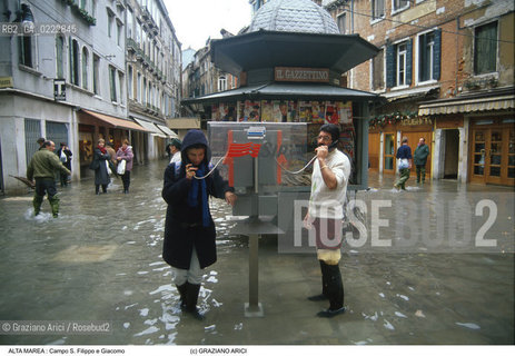Nome:..ALTA MAREA..HIGHT TIDE..Localizzazione:..VENEZIA / CASTELLO / CAMPO S. FILIPPO E GIACOMO..VENICE / CASTELLO / CAMPO S. FILIPPO E GIACOMO..Soggetto:..ACQUA ALTA IN  CAMPO S. FILIPPO E GIACOMO / TELEFONO / GENTE DI VENEZIA..CAMPO S. FILIPPO E GIACOMO DURING THE HIGHT TIDE / PHONE / PEOPLE OF VENICE..Cronologia:......Autore:......Stile:......Editori Stampatori:......Committenza:......Materia e Tecnica:......Collocazione:......Note:....Riproduzione Fotografica:..Graziano Arici/Rosebud2 ...Copyright:..Graziano Arici / rosebud2/....Data:..1994....Costo:..A....Key:..ACQUA ALTA..HIGHT TIDE..