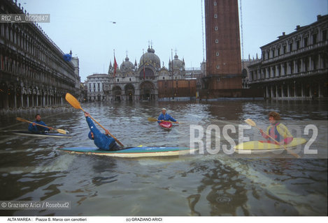 Nome:..ALTA MAREA..HIGHT TIDE..Localizzazione:..VENEZIA / S. MARCO / PIAZZA S. MARCO..VENICE / ST. MARK  / ST. MARK S SQUARE..Soggetto:..CANOTTIERI VOGANO SULL ACQUA ALTA IN PIAZZA  S. MARCO / CANOA..ROWERS ARE SAILING IN ST. MARK S SQUARE DURING THE HIGHT TIDE / CANOE..Cronologia:......Autore:......Stile:......Editori Stampatori:......Committenza:......Materia e Tecnica:......Collocazione:......Note:....Riproduzione Fotografica:..Graziano Arici/Rosebud2 ...Copyright:..Graziano Arici / rosebud2/....Data:..1995....Costo:..A....Key:..ACQUA ALTA..HIGHT TIDE..