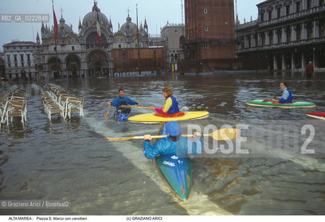 Nome:..ALTA MAREA..HIGHT TIDE..Localizzazione:..VENEZIA / S. MARCO / PIAZZA S. MARCO..VENICE / ST. MARK  / ST. MARK S SQUARE..Soggetto:..CANOTTIERI VOGANO SULL ACQUA ALTA IN PIAZZA  S. MARCO / CANOA..ROWERS ARE SAILING IN ST. MARK S SQUARE DURING THE HIGHT TIDE / CANOE..Cronologia:......Autore:......Stile:......Editori Stampatori:......Committenza:......Materia e Tecnica:......Collocazione:......Note:....Riproduzione Fotografica:..Graziano Arici/Rosebud2 ...Copyright:..Graziano Arici / rosebud2/....Data:..1995....Costo:..A....Key:..ACQUA ALTA..HIGHT TIDE..