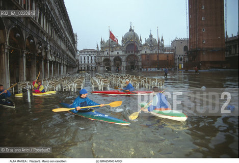 Nome:..ALTA MAREA..HIGHT TIDE..Localizzazione:..VENEZIA / S. MARCO / PIAZZA S. MARCO..VENICE / ST. MARK  / ST. MARK S SQUARE..Soggetto:..CANOTTIERI VOGANO SULL ACQUA ALTA IN PIAZZA  S. MARCO / CANOA..ROWERS ARE SAILING IN ST. MARK S SQUARE DURING THE HIGHT TIDE / CANOE..Cronologia:......Autore:......Stile:......Editori Stampatori:......Committenza:......Materia e Tecnica:......Collocazione:......Note:....Riproduzione Fotografica:..Graziano Arici/Rosebud2 ...Copyright:..Graziano Arici / rosebud2/....Data:..1995....Costo:..A....Key:..ACQUA ALTA..HIGHT TIDE..