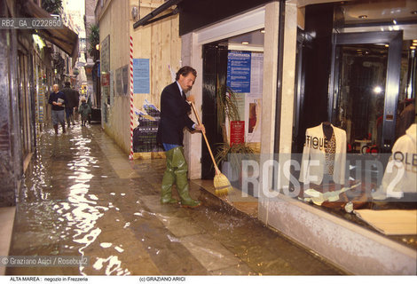 Nome:..ALTA MAREA..HIGHT TIDE..Localizzazione:..VENEZIA / S. MARCO / FREZZERIA..VENICE / ST. MARK / FREZZERIA..Soggetto:..ACQUA ALTA IN FREZZERIA / NEGOZIO .. A SHOP DURING THE HIGHT TIDE  IN FREZZERIA / SHOP..Cronologia:......Autore:......Stile:......Editori Stampatori:......Committenza:......Materia e Tecnica:......Collocazione:......Note:....Riproduzione Fotografica:..Graziano Arici/Rosebud2 ...Copyright:..Graziano Arici / rosebud2/....Data:..1995....Costo:..A....Key:..ACQUA ALTA..HIGHT TIDE..