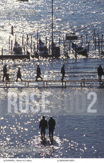 Nome:..ALTA MAREA..HIGHT TIDE..Localizzazione:..VENEZIA / S. MARCO / BACINO DI S. MARCO..VENICE / ST. MARK  / BASIN OF ST. MARK..Soggetto:..ACQUA ALTA IN BACINO DI S. MARCO / TRAMONTO..BASIN OF ST. MARK DURING THE HIGHT TIDE / SUNSET..Cronologia:......Autore:......Stile:......Editori Stampatori:......Committenza:......Materia e Tecnica:......Collocazione:......Note:....Riproduzione Fotografica:..Graziano Arici/Rosebud2 ...Copyright:..Graziano Arici / rosebud2/....Data:..1996....Costo:..A....Key:..ACQUA ALTA..HIGHT TIDE..