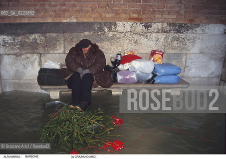 Nome:..ALTA MAREA..HIGHT TIDE..Localizzazione:..VENEZIA / S. MARCO ..VENICE / ST. MARK..Soggetto:..BARBONE SU UNA PANCHINA DI PALAZZO DUCALE / ALBERO DI NATALE / PANETTONE..HOMELESS ON A BENCH OF DUCAL PALACE DURING THE HIGHT TIDE / CHRISTMAS TREE / PANETTONE..Cronologia:......Autore:......Stile:......Editori Stampatori:......Committenza:......Materia e Tecnica:......Collocazione:......Note:....Riproduzione Fotografica:..Graziano Arici/Rosebud2 ...Copyright:..Graziano Arici / rosebud2/....Data:..1998....Costo:..A....Key:..ACQUA ALTA..HIGHT TIDE..