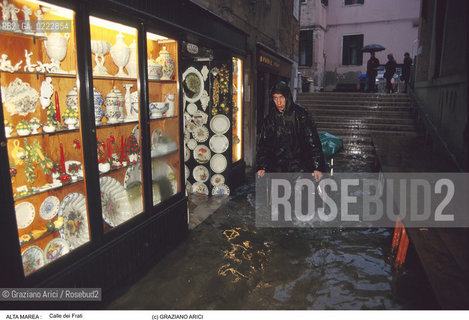 Nome:..ALTA MAREA..HIGHT TIDE..Localizzazione:..VENEZIA / S. MARCO / CALLE DEI FRATI ( CAMPO SANTO STEFANO )..VENICE / ST. MARK  / CALLE DEI FRATI ( CAMPO SANTO STEFANO )..Soggetto:..ACQUA ALTA IN CALLE DEI FRATI / LAVORO..CALLE DEI FRATI DURING THE HIGHT TIDE / WORK..Cronologia:......Autore:......Stile:......Editori Stampatori:......Committenza:......Materia e Tecnica:......Collocazione:......Note:....Riproduzione Fotografica:..Graziano Arici/Rosebud2 ...Copyright:..Graziano Arici / rosebud2/....Data:..1989....Costo:..A....Key:..ACQUA ALTA..HIGHT TIDE..