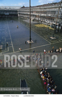 Nome:..ALTA MAREA..HIGHT TIDE..Localizzazione:..VENEZIA / S. MARCO / PIAZZA S. MARCO..VENICE / ST. MARK  / ST. MARK S SQUARE..Soggetto:..ACQUA ALTA IN PIAZZA  S. MARCO..ST. MARK S SQUARE DURING THE HIGHT TIDE..Cronologia:......Autore:......Stile:......Editori Stampatori:......Committenza:......Materia e Tecnica:......Collocazione:......Note:....Riproduzione Fotografica:..Graziano Arici/Rosebud2 ...Copyright:..Graziano Arici / rosebud2/....Data:..1995....Costo:..A....Key:..ACQUA ALTA..HIGHT TIDE..
