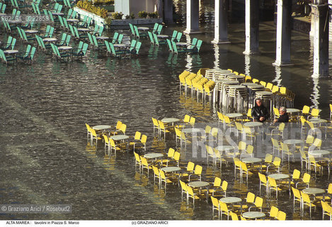 Nome:..ALTA MAREA..HIGHT TIDE..Localizzazione:..VENEZIA / S. MARCO / PIAZZA S. MARCO..VENICE / ST. MARK  / ST. MARK S SQUARE..Soggetto:..ACQUA ALTA IN PIAZZA  S. MARCO / TAVOLINI..ST. MARK S SQUARE DURING THE HIGHT TIDE / SMALL TABLES..Cronologia:......Autore:......Stile:......Editori Stampatori:......Committenza:......Materia e Tecnica:......Collocazione:......Note:....Riproduzione Fotografica:..Graziano Arici/Rosebud2 ...Copyright:..Graziano Arici / rosebud2/....Data:..1995....Costo:..A....Key:..ACQUA ALTA..HIGHT TIDE..