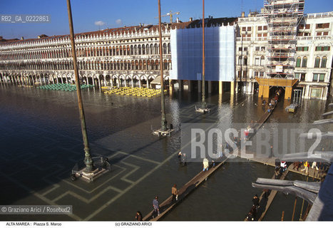 Nome:..ALTA MAREA..HIGHT TIDE..Localizzazione:..VENEZIA / S. MARCO / PIAZZA S. MARCO..VENICE / ST. MARK  / ST. MARK S SQUARE..Soggetto:..ACQUA ALTA IN PIAZZA  S. MARCO / IMPALCATURA ALLA TORRE DELLOROLOGIO..ST. MARK S SQUARE DURING THE HIGHT TIDE / SCAFFOLDING ON THE TOWER CLOCK..Cronologia:......Autore:......Stile:......Editori Stampatori:......Committenza:......Materia e Tecnica:......Collocazione:......Note:....Riproduzione Fotografica:..Graziano Arici/Rosebud2 ...Copyright:..Graziano Arici / rosebud2/....Data:..1995....Costo:..A....Key:..ACQUA ALTA..HIGHT TIDE..