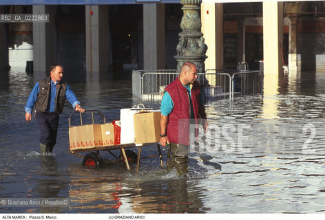Nome:..ALTA MAREA..HIGHT TIDE..Localizzazione:..VENEZIA / S. MARCO / PIAZZA S. MARCO..VENICE / ST. MARK  / ST. MARK S SQUARE..Soggetto:..ACQUA ALTA IN PIAZZA  S. MARCO / CARRETTO / LAVORO..ST. MARK S SQUARE DURING THE HIGHT TIDE / HAND-CART / WORK..Cronologia:......Autore:......Stile:......Editori Stampatori:......Committenza:......Materia e Tecnica:......Collocazione:......Note:....Riproduzione Fotografica:..Graziano Arici/Rosebud2 ...Copyright:..Graziano Arici / rosebud2/....Data:..1995....Costo:..A....Key:..ACQUA ALTA..HIGHT TIDE..