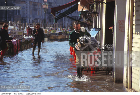 Nome:..ALTA MAREA..HIGHT TIDE..Localizzazione:..VENEZIA / S. POLO / RIVA DEL VIN..VENICE / ST. POLO  / RIVA DEL VIN..Soggetto:..ACQUA ALTA IN RIVA DEL VIN / STIVALI..RIVA DEL VINT DURING THE HIGHT TIDE / BOOT..Cronologia:......Autore:......Stile:......Editori Stampatori:......Committenza:......Materia e Tecnica:......Collocazione:......Note:....Riproduzione Fotografica:..Graziano Arici/Rosebud2 ...Copyright:..Graziano Arici / rosebud2/....Data:..1989....Costo:..A....Key:..ACQUA ALTA..HIGHT TIDE..