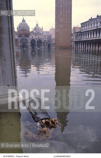 Nome:..ALTA MAREA..HIGHT TIDE..Localizzazione:..VENEZIA / S. MARCO / PIAZZA S. MARCO..VENICE / ST. MARK  / ST. MARK S SQUARE..Soggetto:..SPAZZATURA IN ACQUA ALTA IN PIAZZA  S. MARCO..RUBBISH IN ST. MARK S SQUARE DURING THE HIGHT TIDE..Cronologia:......Autore:......Stile:......Editori Stampatori:......Committenza:......Materia e Tecnica:......Collocazione:......Note:....Riproduzione Fotografica:..Graziano Arici/Rosebud2 ...Copyright:..Graziano Arici / rosebud2/....Data:..1995....Costo:..A....Key:..ACQUA ALTA..HIGHT TIDE..