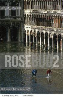 Nome:..ALTA MAREA..HIGHT TIDE..Localizzazione:..VENEZIA / S. MARCO / PIAZZA S. MARCO..VENICE / ST. MARK  / ST. MARK S SQUARE..Soggetto:..ACQUA ALTA IN PIAZZA  S. MARCO..ST. MARK S SQUARE UNDER WATER..Cronologia:......Autore:......Stile:......Editori Stampatori:......Committenza:......Materia e Tecnica:......Collocazione:......Note:....Riproduzione Fotografica:..Graziano Arici/Rosebud2 ...Copyright:..Graziano Arici / rosebud2/....Data:..1995....Costo:..A....Key:..ACQUA ALTA..HIGHT TIDE..