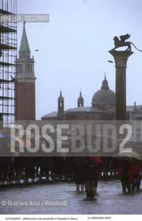Nome:..ALTA MAREA..HIGHT TIDE..Localizzazione:..VENEZIA / S. MARCO / PIAZZETTA DI S. MARCO..VENICE / ST. MARK  / ST. MARK S PIAZZETTA..Soggetto:..AFFOLLAMENTO DI GENTE SULLE PASSERELLE PER LACQUA ALTA IN PIAZZETTA  S. MARCO ..CROWDING OF PEOPLE OVER THE WALKWAY IN ST. MARK S PIAZZETTA DURING THE HIGHT TIDE ..Cronologia:......Autore:......Stile:......Editori Stampatori:......Committenza:......Materia e Tecnica:......Collocazione:......Note:....Riproduzione Fotografica:..Graziano Arici/Rosebud2 ...Copyright:..Graziano Arici / rosebud2/....Data:..1997....Costo:..A....Key:..ACQUA ALTA..HIGHT TIDE..
