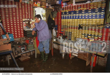 Nome:..ALTA MAREA..HIGHT TIDE..Localizzazione:..VENEZIA ..VENICE..Soggetto:..ACQUA ALTA IN UN LABORATORIO DI FERRAMENTA / LAVORO..AN INTERIOR OF AN IRONMONGERYS WORKSHOP DURING THE HIGHT TIDE / WORK..Cronologia:......Autore:......Stile:......Editori Stampatori:......Committenza:......Materia e Tecnica:......Collocazione:......Note:....Riproduzione Fotografica:..Graziano Arici/Rosebud2 ...Copyright:..Graziano Arici / rosebud2/....Data:..1998....Costo:..A....Key:..ACQUA ALTA..HIGHT TIDE..