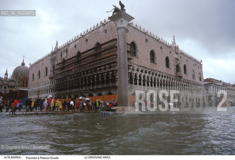 Nome:..ALTA MAREA..HIGHT TIDE..Localizzazione:..VENEZIA / S. MARCO / PIAZZETTA DI S. MARCO..VENICE / ST. MARK  / ST. MARK S PIAZZETTA..Soggetto:..PALAZZO DUCALE E LA PIAZZETTA DURANTE LACQUA ALTA / COLONNA DI SAN MARCO E PALAZZO DUCALE CON IMPALCATURA / PASSERELLA..DUCAL PALACE AND ST. MARK S PIAZZETTA DURING THE HIGHT TIDE / COLUMN OF SAINT MARK AND THE DUCAL PALACE WITH SCAFFOLDING / WALKWAY..Cronologia:......Autore:......Stile:......Editori Stampatori:......Committenza:......Materia e Tecnica:......Collocazione:......Note:....Riproduzione Fotografica:..Graziano Arici/Rosebud2 ...Copyright:..Graziano Arici / rosebud2/....Data:..1994....Costo:..A....Key:..ACQUA ALTA..HIGHT TIDE..