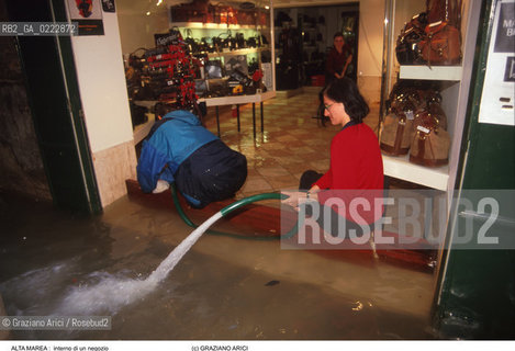 Nome:..ALTA MAREA..HIGHT TIDE..Localizzazione:..VENEZIA ..VENICE..Soggetto:..ACQUA ALTA IN UN INTERNO DI NEGOZIO / POMPA..AN INTERIOR OF A SHOP DURING THE HIGHT TIDE / SUCTION PUMP..Cronologia:......Autore:......Stile:......Editori Stampatori:......Committenza:......Materia e Tecnica:......Collocazione:......Note:....Riproduzione Fotografica:..Graziano Arici/Rosebud2 ...Copyright:..Graziano Arici / rosebud2/....Data:..1996....Costo:..A....Key:..ACQUA ALTA..HIGHT TIDE..