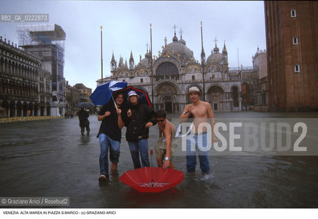 Nome:..ALTA MAREA..HIGHT TIDE..Localizzazione:..VENEZIA / S. MARCO / PIAZZETTA DI S. MARCO..VENICE / ST. MARK  / ST. MARK S PIAZZETTA..Soggetto:..PASSERELLE PER LACQUA ALTA IN PIAZZETTA  S. MARCO / GENTE..WALKWAYS IN ST. MARK S PIAZZETTA DURING THE HIGHT TIDE / FULL OF PEOPLE..Cronologia:......Autore:......Stile:......Editori Stampatori:......Committenza:......Materia e Tecnica:......Collocazione:......Note:....Riproduzione Fotografica:..Graziano Arici/Rosebud2 ...Copyright:..Graziano Arici / rosebud2/....Data:..1989....Costo:..A....Key:..ACQUA ALTA..HIGHT TIDE..