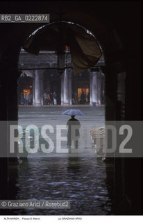 Nome:..ALTA MAREA..HIGHT TIDE..Localizzazione:..VENEZIA / S. MARCO / PIAZZA S. MARCO..VENICE / ST. MARK  / ST. MARK S SQUARE..Soggetto:..PERSONA IN ACQUA ALTA IN PIAZZA  S. MARCO / PROCURATIE VECCHIE..PERSON IN ST. MARK S SQUARE DURING THE HIGHT TIDE / PROCURATIE VECCHIE..Cronologia:......Autore:......Stile:......Editori Stampatori:......Committenza:......Materia e Tecnica:......Collocazione:......Note:....Riproduzione Fotografica:..Graziano Arici/Rosebud2 ...Copyright:..Graziano Arici / rosebud2/....Data:..1988....Costo:..A....Key:..ACQUA ALTA..HIGHT TIDE..