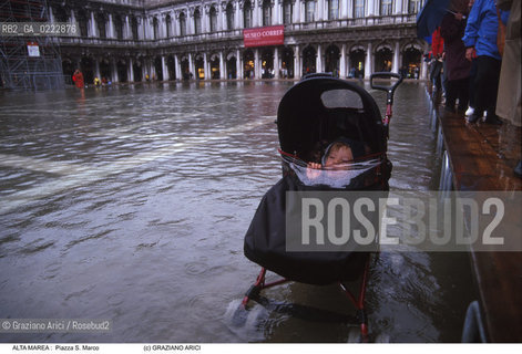 Nome:..ALTA MAREA..HIGHT TIDE..Localizzazione:..VENEZIA / S. MARCO / PIAZZA S. MARCO..VENICE / ST. MARK  / ST. MARK S SQUARE..Soggetto:..NEONATO IN CARROZZELLA IN PIAZZA  S. MARCO DURANTE L ACQUA ALTA..BABY ON THE CARRIAGE IN ST. MARK S SQUARE DURING THE HIGHT TIDE..Cronologia:......Autore:......Stile:......Editori Stampatori:......Committenza:......Materia e Tecnica:......Collocazione:......Note:....Riproduzione Fotografica:..Graziano Arici/Rosebud2 ...Copyright:..Graziano Arici / rosebud2/....Data:..1995....Costo:..A....Key:..ACQUA ALTA..HIGHT TIDE..