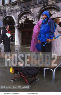 Nome:..ALTA MAREA..HIGHT TIDE..Localizzazione:..VENEZIA / S. MARCO / PIAZZA S. MARCO..VENICE / ST. MARK  / ST. MARK S SQUARE..Soggetto:..BAMBINO IN CARROZZINO CON L ACQUA ALTA..BABY IN A CARRIAGE DURING THE HIGHT TIDE..Cronologia:......Autore:......Stile:......Editori Stampatori:......Committenza:......Materia e Tecnica:......Collocazione:......Note:....Riproduzione Fotografica:..Graziano Arici/Rosebud2 ...Copyright:..Graziano Arici / rosebud2/....Data:..1992....Costo:..A....Key:..ACQUA ALTA..HIGHT TIDE..