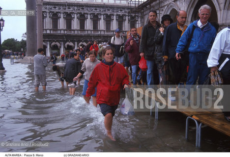 Nome:..ALTA MAREA..HIGHT TIDE..Localizzazione:..VENEZIA / S. MARCO / PIAZZETTA DI S. MARCO..VENICE / ST. MARK  / ST. MARK S PIAZZETTA..Soggetto:..PASSERELLE PER LACQUA ALTA IN PIAZZETTA  S. MARCO / GENTE..WALKWAYS IN ST. MARK S PIAZZETTA DURING THE HIGHT TIDE / FULL OF PEOPLE..Cronologia:......Autore:......Stile:......Editori Stampatori:......Committenza:......Materia e Tecnica:......Collocazione:......Note:....Riproduzione Fotografica:..Graziano Arici/Rosebud2 ...Copyright:..Graziano Arici / rosebud2/....Data:..1989....Costo:..A....Key:..ACQUA ALTA..HIGHT TIDE..