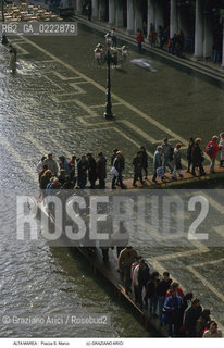 Nome:..ALTA MAREA..HIGHT TIDE..Localizzazione:..VENEZIA / S. MARCO / PIAZZA S. MARCO..VENICE / ST. MARK  / ST. MARK S SQUARE..Soggetto:..ACQUA ALTA IN PIAZZA  S. MARCO..ST. MARK S SQUARE UNDER WATER..Cronologia:......Autore:......Stile:......Editori Stampatori:......Committenza:......Materia e Tecnica:......Collocazione:......Note:....Riproduzione Fotografica:..Graziano Arici/Rosebud2 ...Copyright:..Graziano Arici / rosebud2/....Data:..1995....Costo:..A....Key:..ACQUA ALTA..HIGHT TIDE..