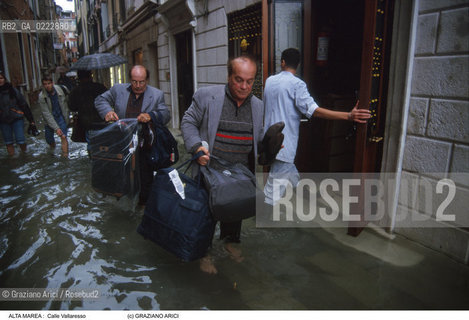 Nome:..ALTA MAREA..HIGHT TIDE..Localizzazione:..VENEZIA / S. MARCO / CALLE VALLARESSO..VENICE / ST. MARK  / CALLE VALLARESSO..Soggetto:..TURISTI CON VALIGIE IN CALLE VALLARESSO DURANTE L ACQUA ALTA ..TURISTS WITH TRAVELLING BAGS IN CALLE VALLARESSO DURING THE HIGHT TIDE ..Cronologia:......Autore:......Stile:......Editori Stampatori:......Committenza:......Materia e Tecnica:......Collocazione:......Note:....Riproduzione Fotografica:..Graziano Arici/Rosebud2 ...Copyright:..Graziano Arici / rosebud2/....Data:..1988....Costo:..A....Key:..ACQUA ALTA..HIGHT TIDE..