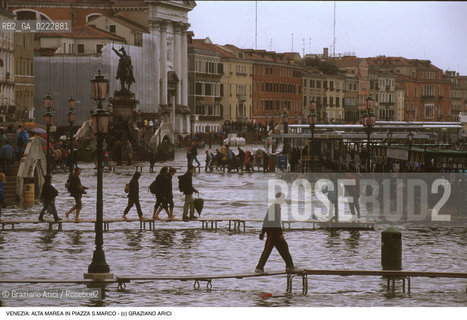 Nome:..ALTA MAREA..HIGHT TIDE..Localizzazione:..VENEZIA / S. MARCO / RIVA DEGLI SCHIAVONI..VENICE / ST. MARK  / MOLO OF ST. MARK..Soggetto:..AFFOLLAMENTO DI PERSONE SOPRA LE PASSERELLE PER LACQUA ALTA..FULL OF PEOPLE ON THE WALKWAY DURING THE HIGHT TIDE ..Cronologia:......Autore:......Stile:......Editori Stampatori:......Committenza:......Materia e Tecnica:......Collocazione:......Note:....Riproduzione Fotografica:..Graziano Arici/Rosebud2 ...Copyright:..Graziano Arici / rosebud2/....Data:..1993....Costo:..A....Key:..ACQUA ALTA..HIGHT TIDE..