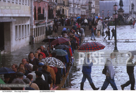 Nome:..ALTA MAREA..HIGHT TIDE..Localizzazione:..VENEZIA / CASTELLO / RIVA DEGLI SCHIAVONI..VENICE / CASTELLO / RIVA DEGLI SCHIAVONI..Soggetto:..GENTE SOPRA LE PASSERELLE IN RIVA DEGLI SCHIAVONI DURANTE LACQUA ALTA ..PEOPLE ON THE WALKWAYS IN RIVA OF SCHIAVONI DURING THE HIGHT TIDE ..Cronologia:......Autore:......Stile:......Editori Stampatori:......Committenza:......Materia e Tecnica:......Collocazione:......Note:....Riproduzione Fotografica:..Graziano Arici/Rosebud2 ...Copyright:..Graziano Arici / rosebud2/....Data:..1998....Costo:..A....Key:..ACQUA ALTA..HIGHT TIDE..