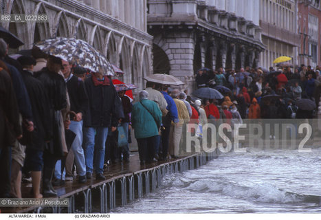 Nome:..ALTA MAREA..HIGHT TIDE..Localizzazione:..VENEZIA / S. MARCO / MOLO DI S. MARCO..VENICE / ST. MARK  / MOLO OF ST. MARK..Soggetto:..AFFOLLAMENTO DI PERSONE SOPRA LE PASSERELLE PER LACQUA ALTA..FULL OF PEOPLE ON THE WALKWAY DURING THE HIGHT TIDE ..Cronologia:......Autore:......Stile:......Editori Stampatori:......Committenza:......Materia e Tecnica:......Collocazione:......Note:....Riproduzione Fotografica:..Graziano Arici/Rosebud2 ...Copyright:..Graziano Arici / rosebud2/....Data:..1993....Costo:..A....Key:..ACQUA ALTA..HIGHT TIDE..