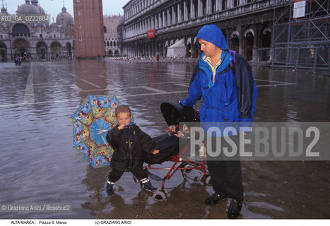 Nome:..ALTA MAREA..HIGHT TIDE..Localizzazione:..VENEZIA / S. MARCO / PIAZZA S. MARCO..VENICE / ST. MARK  / ST. MARK S SQUARE..Soggetto:..PICCOLI BAMBINI IN PIAZZA  S. MARCO DURANTE LACQUA ALTA ..BABYS IN ST. MARK S SQUARE DURING THE HIGHT TIDE ..Cronologia:......Autore:......Stile:......Editori Stampatori:......Committenza:......Materia e Tecnica:......Collocazione:......Note:....Riproduzione Fotografica:..Graziano Arici/Rosebud2 ...Copyright:..Graziano Arici / rosebud2/....Data:..1995....Costo:..A....Key:..ACQUA ALTA..HIGHT TIDE..