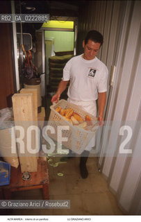 Nome:..ALTA MAREA..HIGHT TIDE..Localizzazione:..VENEZIA ..VENICE..Soggetto:..ACQUA ALTA , INTERNO DI UN PANIFICIO / LAVORO..INSIDE OF BREAD-MAKING DURING THE HIGHT TIDE / WORK..Cronologia:......Autore:......Stile:......Editori Stampatori:......Committenza:......Materia e Tecnica:......Collocazione:......Note:....Riproduzione Fotografica:..Graziano Arici/Rosebud2 ...Copyright:..Graziano Arici / rosebud2/....Data:..1998....Costo:..A....Key:..ACQUA ALTA..HIGHT TIDE..