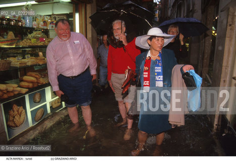Nome:..ALTA MAREA..HIGHT TIDE..Localizzazione:..VENEZIA ..VENICE..Soggetto:..TURISTI SENZA SCARPE CON L ACQUA ALTA..TURISTS WITHOUT SHOES DURING THE HIGHT TIDE ..Cronologia:......Autore:......Stile:......Editori Stampatori:......Committenza:......Materia e Tecnica:......Collocazione:......Note:....Riproduzione Fotografica:..Graziano Arici/Rosebud2 ...Copyright:..Graziano Arici / rosebud2/....Data:..1998....Costo:..A....Key:..ACQUA ALTA..HIGHT TIDE..