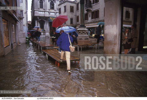 Nome:..ALTA MAREA..HIGHT TIDE..Localizzazione:..VENEZIA / S. MARCO / CAMPO SAN SALVADOR..VENICE / ST. MARK  / CAMPO SAN SALVADOR..Soggetto:..CAMPO SAN SALVADOR CON LACQUA ALTA ..CAMPO SAN SALVADOR DURING THE HIGHT TIDE..Cronologia:......Autore:......Stile:......Editori Stampatori:......Committenza:......Materia e Tecnica:......Collocazione:......Note:....Riproduzione Fotografica:..Graziano Arici/Rosebud2 ...Copyright:..Graziano Arici / rosebud2/....Data:..1992....Costo:..A....Key:..ACQUA ALTA..HIGHT TIDE..