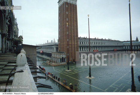 Nome:..ALTA MAREA..HIGHT TIDE..Localizzazione:..VENEZIA / S. MARCO / PIAZZA S. MARCO..VENICE / ST. MARK  / ST. MARK S SQUARE..Soggetto:..ACQUA ALTA IN PIAZZA  S. MARCO..ST. MARK S SQUARE DURING THE HIGHT TIDE..Cronologia:......Autore:......Stile:......Editori Stampatori:......Committenza:......Materia e Tecnica:......Collocazione:......Note:....Riproduzione Fotografica:..Graziano Arici/Rosebud2 ...Copyright:..Graziano Arici / rosebud2/....Data:..1992....Costo:..A....Key:..ACQUA ALTA..HIGHT TIDE..