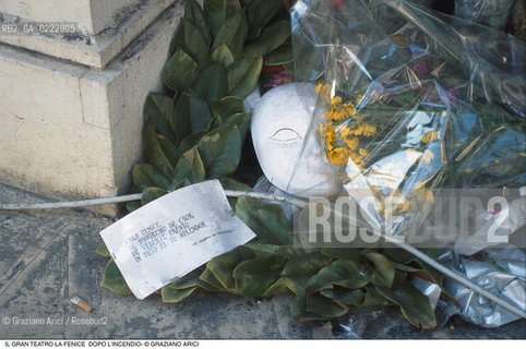 Caption: Nome: ..GRAN TEATRO LA FENICE..Descrizione: ..FIORI DOPO LINCENDIO / VENEZIA..Credit: ..Graziano Arici/Rosebud2/..Costo: ..A..Nazione: ..ITALIA..Città: ..VENEZIA..Data: ..FEBBRAIO 1996