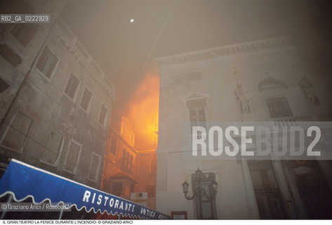 Caption: Nome: ..GRAN TEATRO LA FENICE..Descrizione: ..IL TEATRO IL GIORNO DURANTE LINCENDIO / VENEZIA..Credit: ..Graziano Arici/Rosebud2/..Costo: ..B..Nazione: ..ITALIA..Città: ..VENEZIA..Data: ..29/01/1996