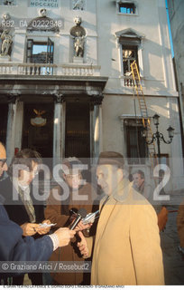 Caption: Nome: ..GRAN TEATRO LA FENICE..Descrizione: ..DOPO LINCENDIO / IL SOVRINTENDENTE GIANFRANCO PONTEL CON GIORNALISTI / VENEZIA..Credit: ..Graziano Arici/Rosebud2/..Costo: ..A..Nazione: ..ITALIA..Città: ..VENEZIA..Data: ..30/01/1996