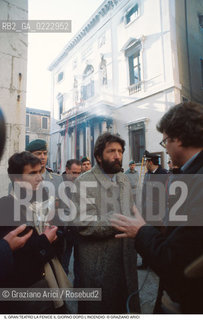 Caption: Nome: ..GRAN TEATRO LA FENICE..Descrizione: ..DOPO LINCENDIO / IL SINDACO MASSIMO CACCIARI CON GIORNALISTI / VENEZIA..Credit: ..Graziano Arici/Rosebud2/..Costo: ..A..Nazione: ..ITALIA..Città: ..VENEZIA..Data: ..30/01/1996